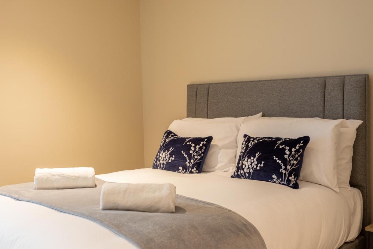 Luxury 2 Bedroom Apartment With Free Parking In The Heart Of ยอร์ค ภายนอก รูปภาพ
