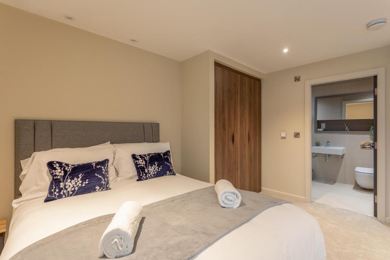 Luxury 2 Bedroom Apartment With Free Parking In The Heart Of ยอร์ค ภายนอก รูปภาพ