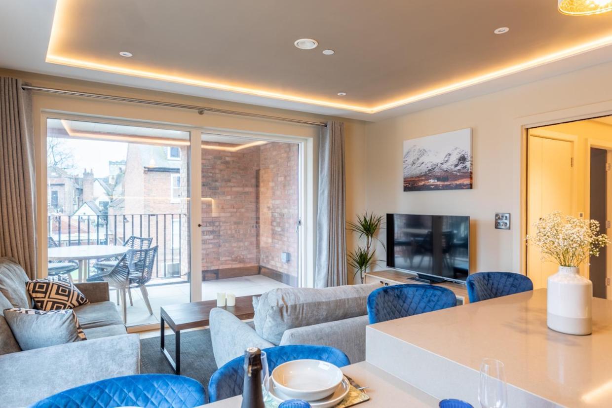 Luxury 2 Bedroom Apartment With Free Parking In The Heart Of ยอร์ค ภายนอก รูปภาพ