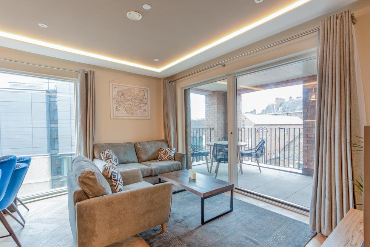 Luxury 2 Bedroom Apartment With Free Parking In The Heart Of ยอร์ค ภายนอก รูปภาพ
