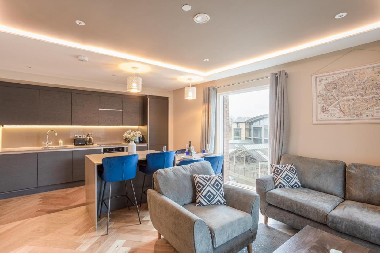 Luxury 2 Bedroom Apartment With Free Parking In The Heart Of ยอร์ค ภายนอก รูปภาพ